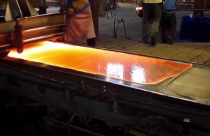 Выход стекла из плавильной печи