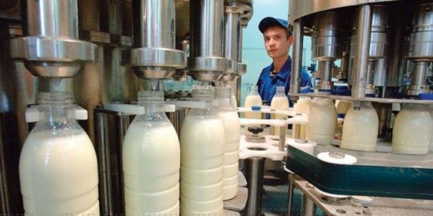 Фасовка молока в бутылки