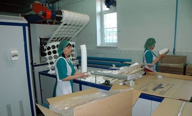 Упаковка одноразовой посуды на линии в ручную